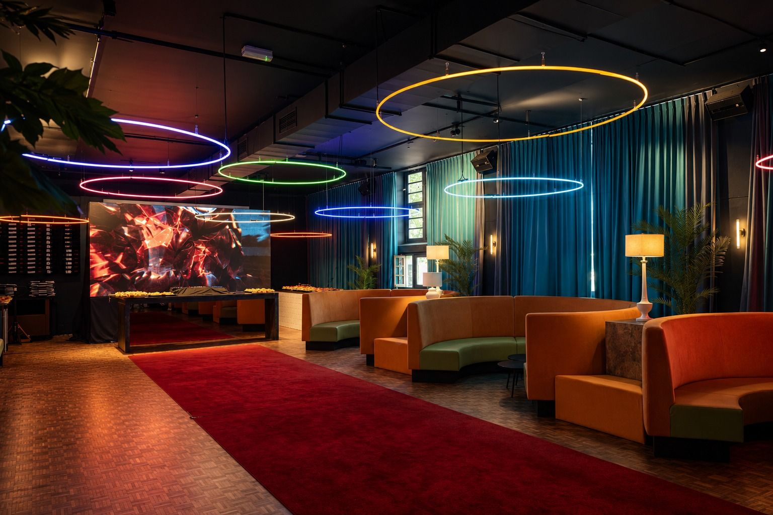 Lounge met banken in de zaal van BRONS